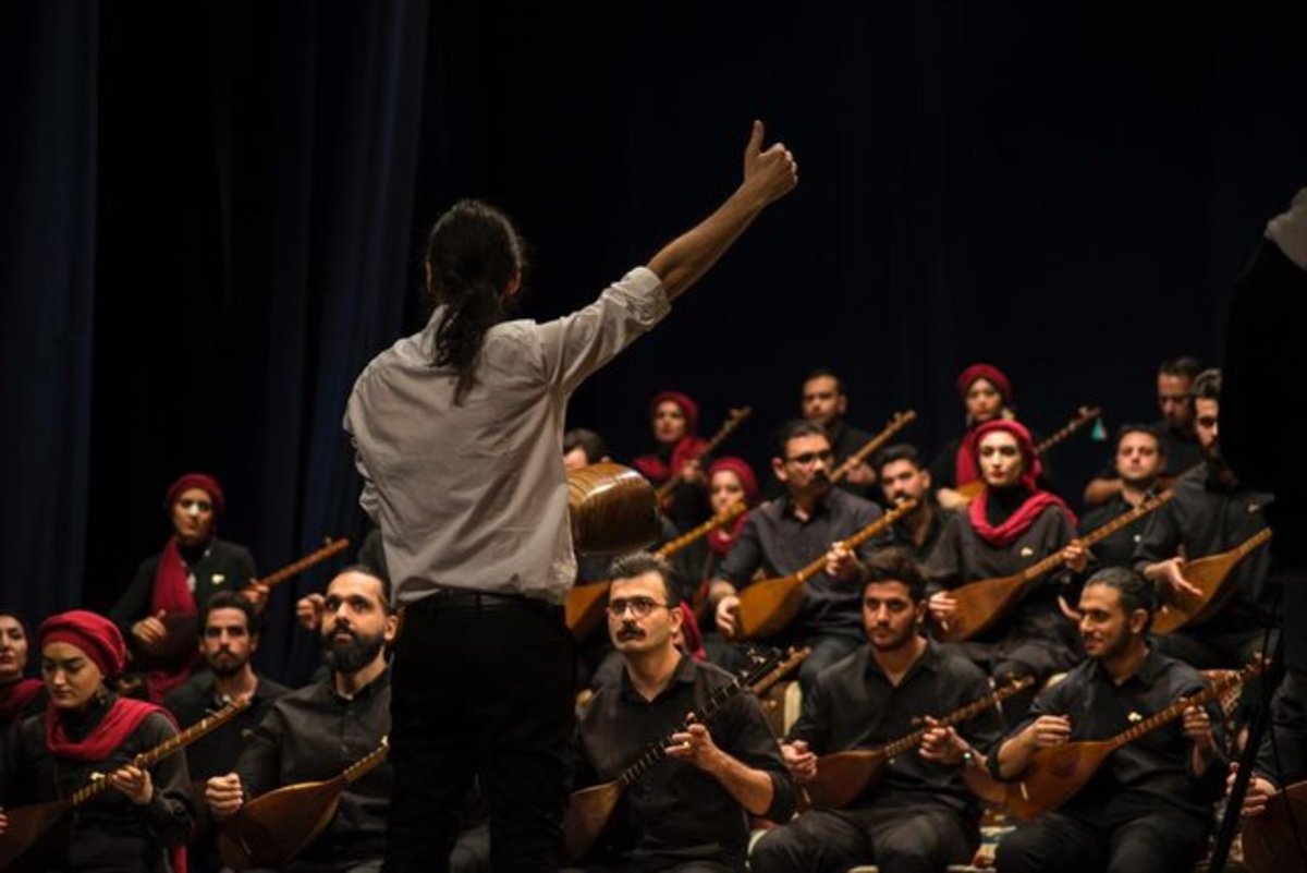 ۹۰ تنبورزن چهار قطعه را در تالار وحدت می‌نوازند 